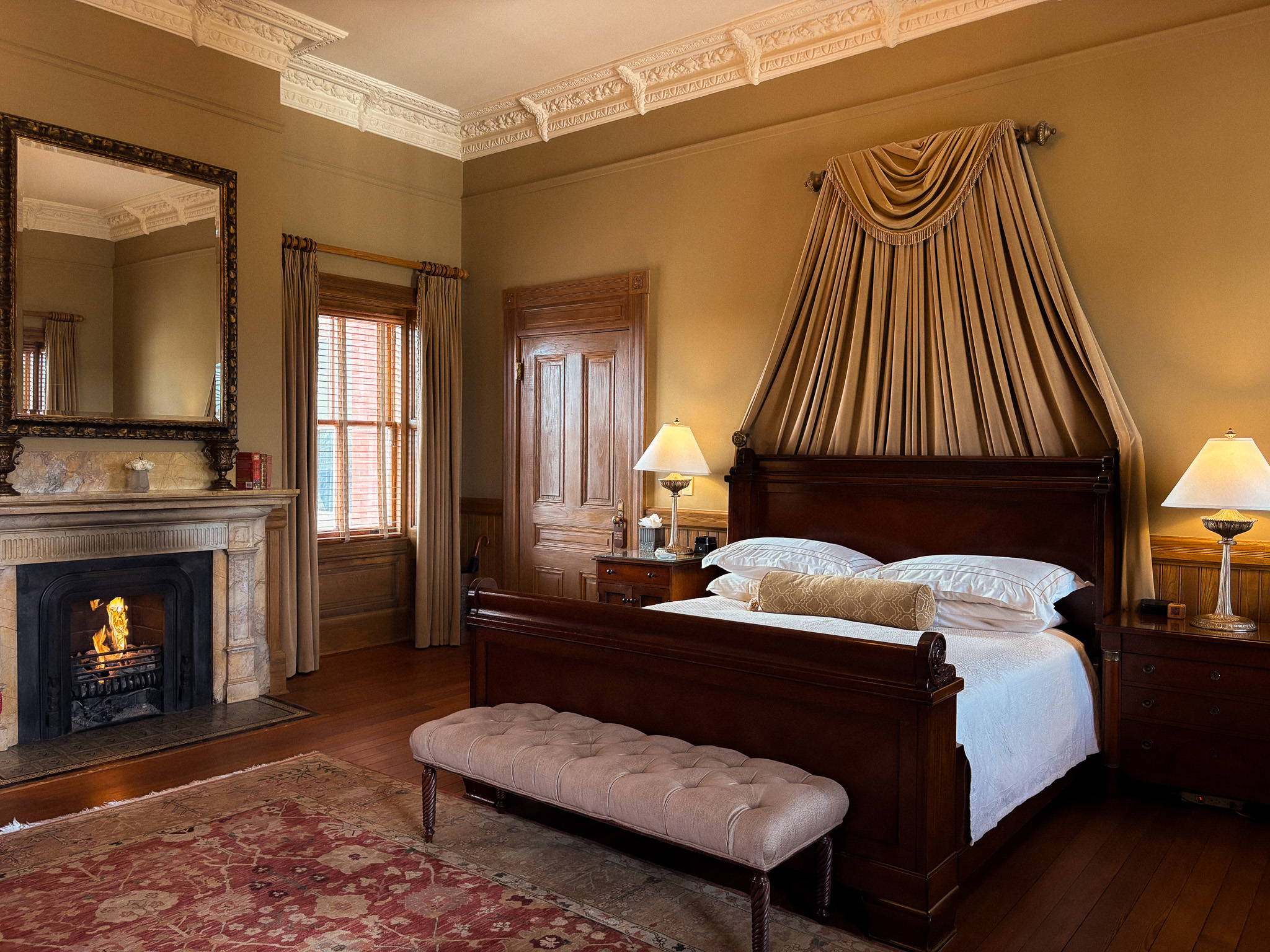 Room with firelplace
